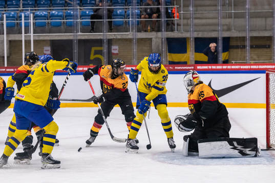 Heidi Strompf and goaltender Sandra Abstreiter of Germany