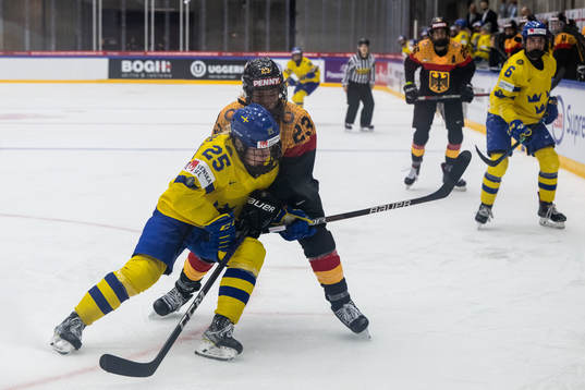 Lina Ljungblom of Sweden and Tanja Eisenschmid of Sweden