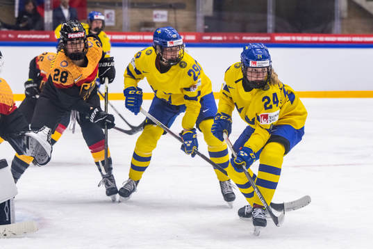 Olivia Carlsson and Felizia Wikner-Zienkiewicz of Sweden
