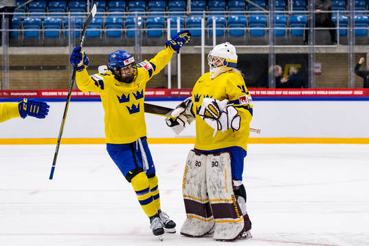 Michelle Löwenhielm and goaltender Emma Söderberg of