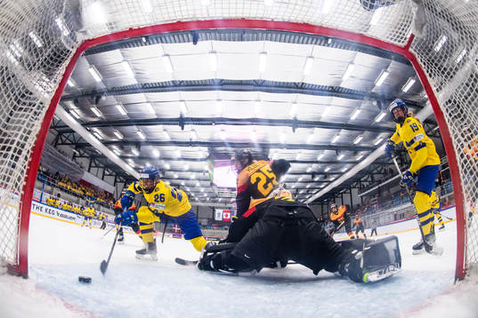 Hanna Olsson of Sweden scores 2-0