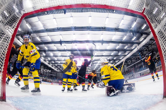 Jessica Adolfsson and goaltender Emma Söderberg of Sweden