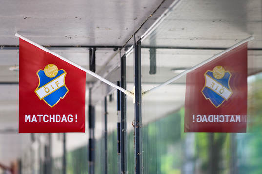 Österflagga med matchdag före fotbollsmatchen i