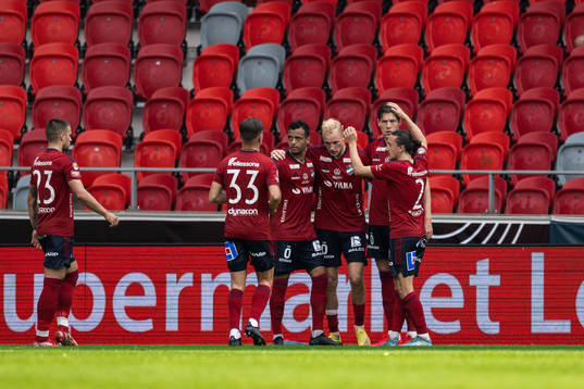 Östers Adam Bergmark Wiberg jublar med lagkamrater