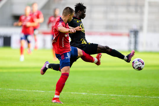 Östers Vladimir Rodic och Östersunds Yannick Adjoumani