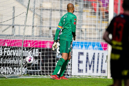 Östersunds målvakt Aly Keita deppar när Öster gör mål