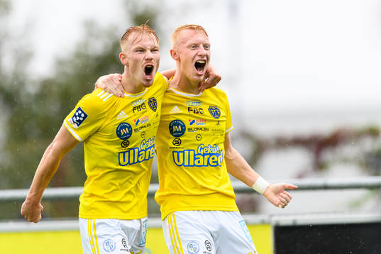 Falkenbergs Linus Borgström och Wilhelm Ärlig jublar