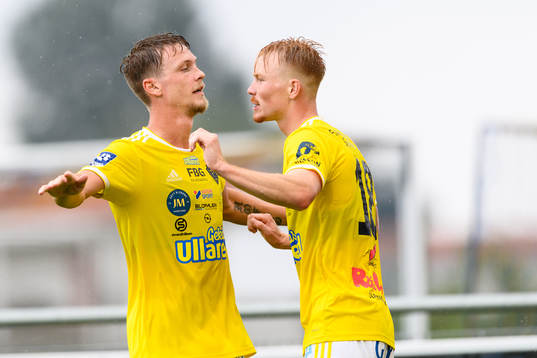 Falkenbergs Robin Hofsö jublar
