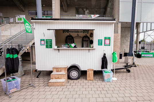 En souvenirvagn på Iver Arena