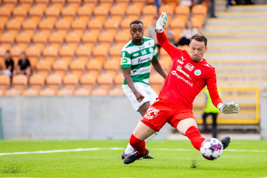 Västerås målvakt Anton Fagerström med en räddning
