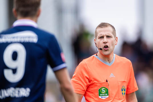 Domare Magnus Koløy och Örgrytes Viktor Lundberg