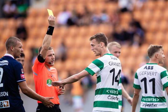 Västerås Viktor Granath får ett gult kort av Magnus