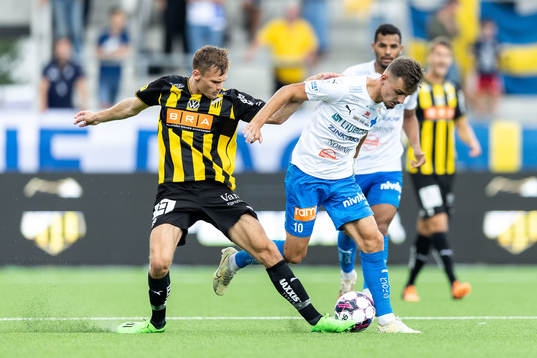 Häckens Oscar Uddenäs och Värnamos Ajdin Zeljkovic