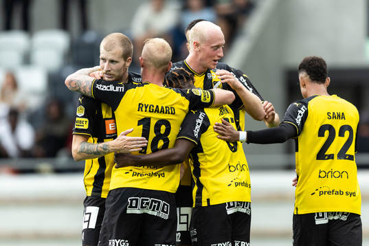 Häckens Ibrahim Sadiq jublar med lagkamrater
