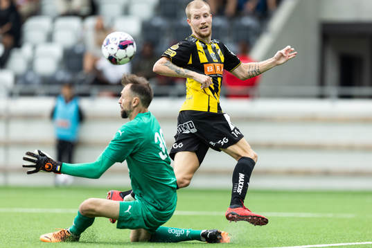 Häckens Simon Gustafson och Värnamos målvakt Pilip