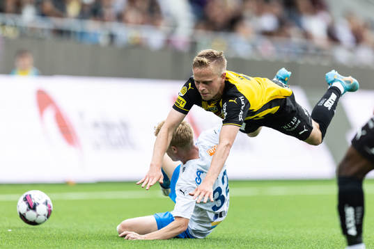 Värnamos David Edvardsson och Häckens Tomas Olai Totland