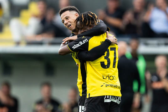 Häckens Ibrahim Sadiq jublar med Tobias Sana