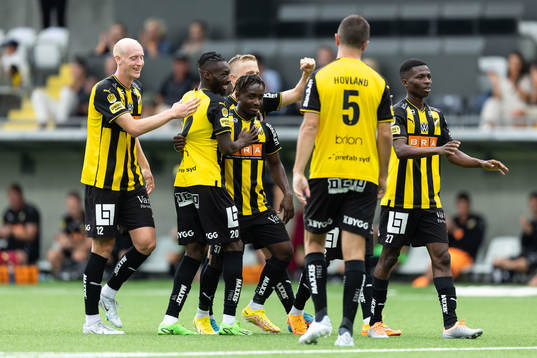 Häckens Ibrahim Sadiq jublar med lagkamrater