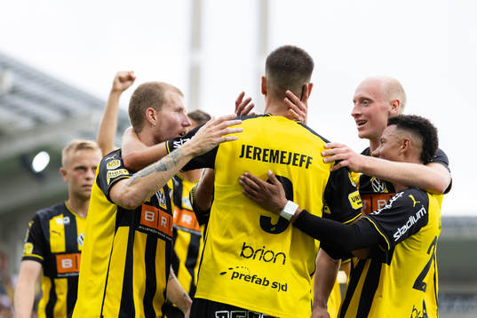 Häckens Alexander Jeremejeff jublar med lagkamrater
