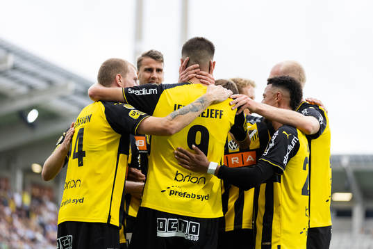 Häckens Alexander Jeremejeff jublar med lagkamrater