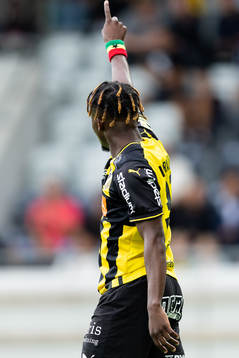 Häckens Ibrahim Sadiq jublar