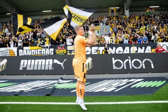 Häckens målvakt Johan Brattberg jublar framför klacken