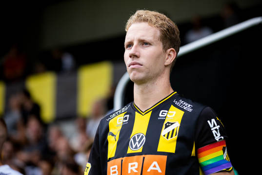 Häckens Samuel Gustafson på väg in för line up innan