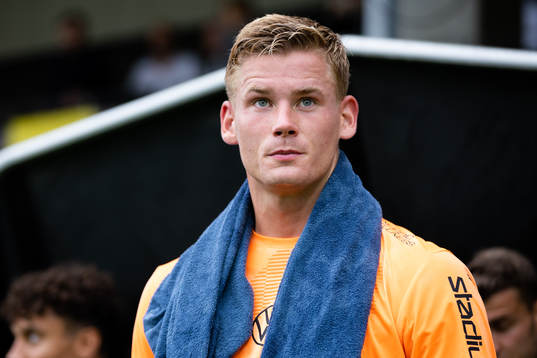 Häckens Johan Brattberg på väg in för line up innan