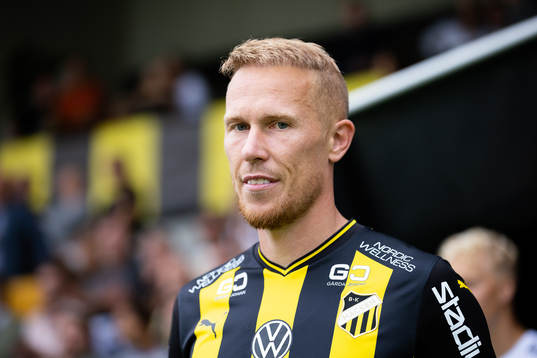 Häckens Mikkel Rygaard Jensen på väg in för line up