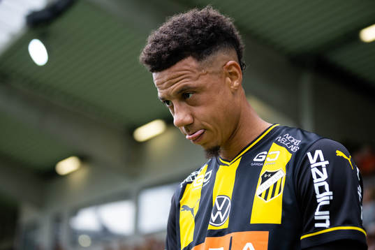Häckens Tobias Sana på väg in för line up innan