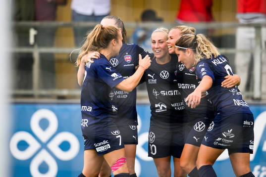 FC Rosengårds Mia Persson jublar med lagkamrater