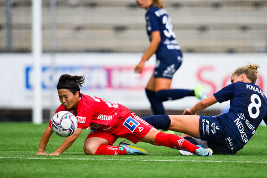 Linköpings Yuka Momiki och FC Rosengårds Rebecca Knaak