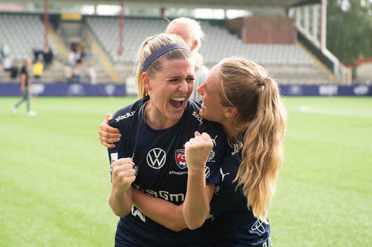 Rosengårds Olivia Schough och Fiona Brown jublar