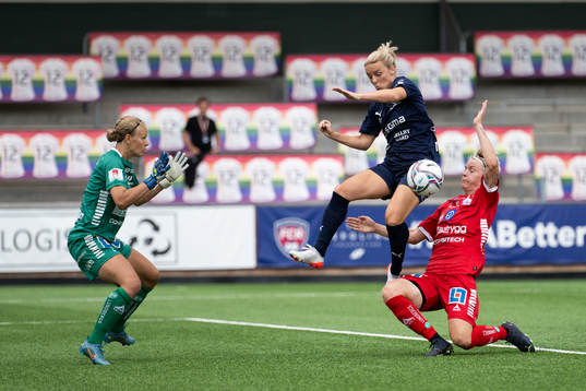 Rosengårds Mimmi Larsson framför Linköpings målvakt