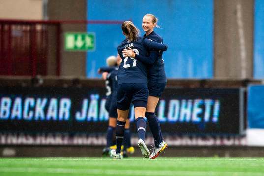 Eskilstuna Uniteds Matilda Plan och Emma Östlund jublar