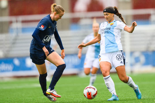 Eskilstuna Uniteds Emma Östlund och Djurgårdens Lova