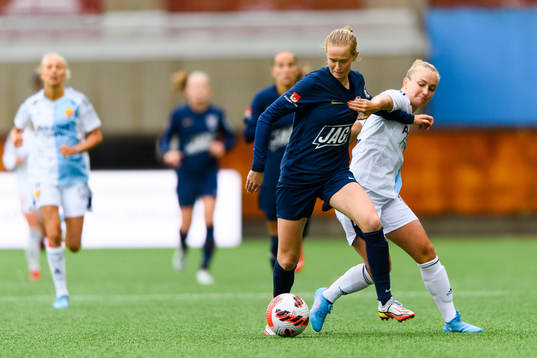 Eskilstuna Uniteds Emma Östlund och Djurgårdens Tove