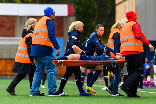 Eskilstuna Uniteds Elin Rombing blir utburen på bår