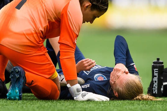 Eskilstuna Uniteds Elin Rombing har ont