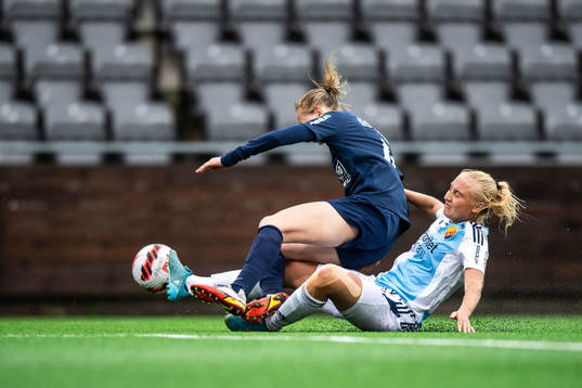 Eskilstuna Uniteds Emma Östlund och Djurgårdens Stinalisa