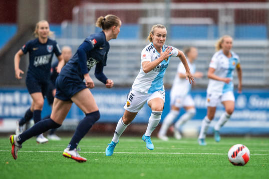 Eskilstuna Uniteds Emma Östlund och Djurgårdens Tove