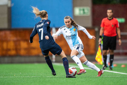 Eskilstuna Uniteds Elin Rombing och Djurgårdens Ebba Hed