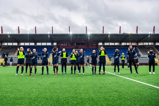Eskilstuna Uniteds spelare jublar
