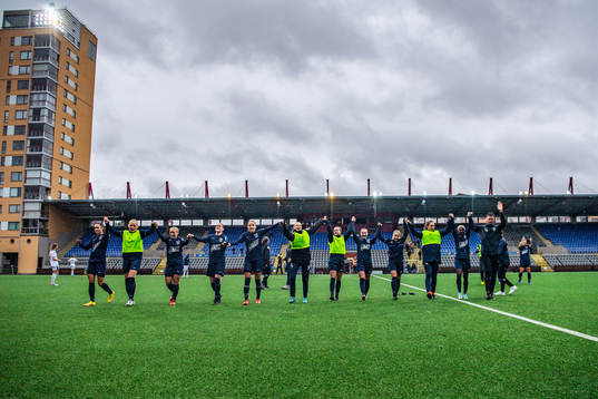 Eskilstuna Uniteds spelare jublar