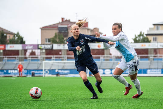 Eskilstuna Uniteds Elin Rombing och Djurgårdens Ebba Hed