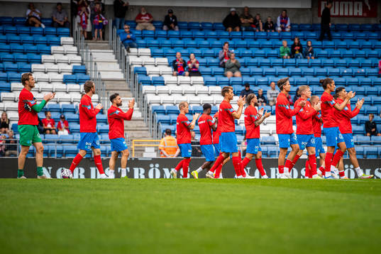 Helsingborgs spelare applåderar åt publiken
