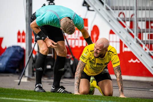 Mjällbys Adam Ståhl har ont