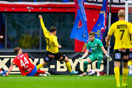 Mjällbys Jacob Bergström och Helsingborgs målvakt Kalle