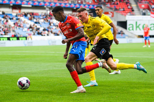 Helsingborgs Taha Ali och Mjällbys Noah Persson