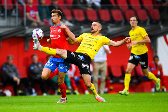 Helsingborgs Rasmus Wiedesheim-Paul och Mjällbys Carlos